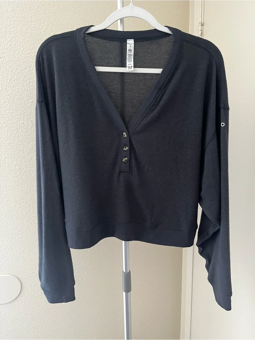 Alo Yoga Alolux Soho Cropped Henley Long Sleeve Grey Size S